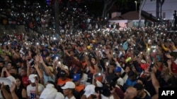 Partidarios del presidente venezolano Nicolás Maduro reunidos afuera del Palacio Presidencial de Miraflores en Caracas el 28 de julio de 2024. Foto por YURI CORTEZ / AFP)