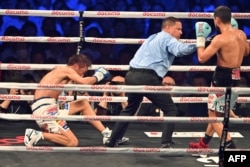 Satoshi Shimizu cae ante Robeisy Ramírez (Photo by Kazuhiro NOGI / AFP)