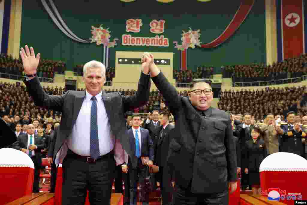 Manuel Anido Cuesta camina detrás del líder norcoreano Kim Jong Un y su padrastro Miguel Díaz-Canel en Pyongyang, el 5 de noviembre de 2018. Agencia Central de Noticias de Corea del Norte (KCNA) vía Reuters.