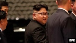 El líder norcoreano, Kim Jong-un (c), sale del hotel Marina Bay Sands durante su visita al centro de Singapur.