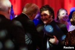 El presidente electo de Estados Unidos, Donald Trump, estrecha la mano del presidente argentino, Javier Milei, en la gala del America First Policy Institute (AFPI) en Mar-A-Lago en Palm Beach, Florida, Estados Unidos, el 14 de noviembre de 2024. REUTERS/Carlos Barria