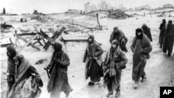 En esta fotografía de principios de 1943, soldados alemanes capturados, se abren paso en el frío glacial a través de las ruinas de Stalingrado, Rusia. La batalla de Stalingrado, considerada un punto de inflexión en la Segunda Guerra Mundial. (Foto AP, archivo)