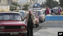 Foto de archivo. La gente hace cola para repostar combustible en sus automóviles en La Habana, Cuba. (Foto AP/Ramón Espinosa)