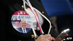 Un delegado con la imagen del expresidente Donald Trump en la solapa, en el primer día de la Convención Nacional Republicana, en Milwaukee, Wisconsin. (Angela Weiss/AFP)