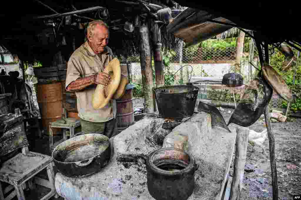 Un campesino cubano cocina en su casa de Jiguaní, provincia de Granma, Cuba, el 23 de septiembre de 2018. (YAMIL LAGE / AFP)