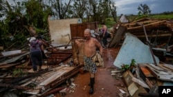 Los desastres naturales que afectaron a Cuba en 2024, unido a varios colapsos de la red eléctrica nacional, golpearon aún más la economía de la isla. Imagen tras el paso del huracán Rafael. Foto: Ramon Espinosa / AP