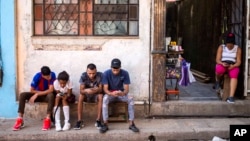 Vecinos de La Habana usando teléfonos celulares para acceder a la internet. (AP/Desmond Boylan).