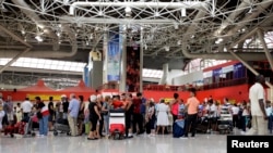 Cubanos en el Aeropuerto Internacional José Martí, en La Habana. (REUTERS/Desmond Boylan).