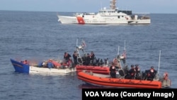 La Guardia Costera intercepta a un grupo de balseros cubanos en el Estrecho de la Florida. 