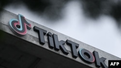 El logotipo de TikTok se muestra afuera de las oficinas de la empresa de aplicaciones de redes sociales TikTok en Culver City, California.