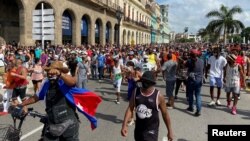 Manifestación pacífica contra el régimen comunista frente al Capitolio Nacional de Cuba, el 11 de julio.