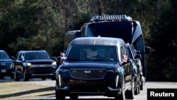 La caravana del expresidente Jimmy Carter llega a la granja de su infancia para hacer una breve pausa frente a la granja familiar, donde el presidente Carter creció. Hyosub Shin/Pool vía REUTERS