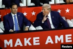 El candidato presidencial republicano y expresidente estadounidense Donald Trump se sienta junto al senador Marco Rubio (R-FL) mientras asiste al día 3 de la Convención Nacional Republicana (RNC), en el Foro Fiserv en Milwaukee, el 17 de julio de 2024. REUTERS/Marco Bello