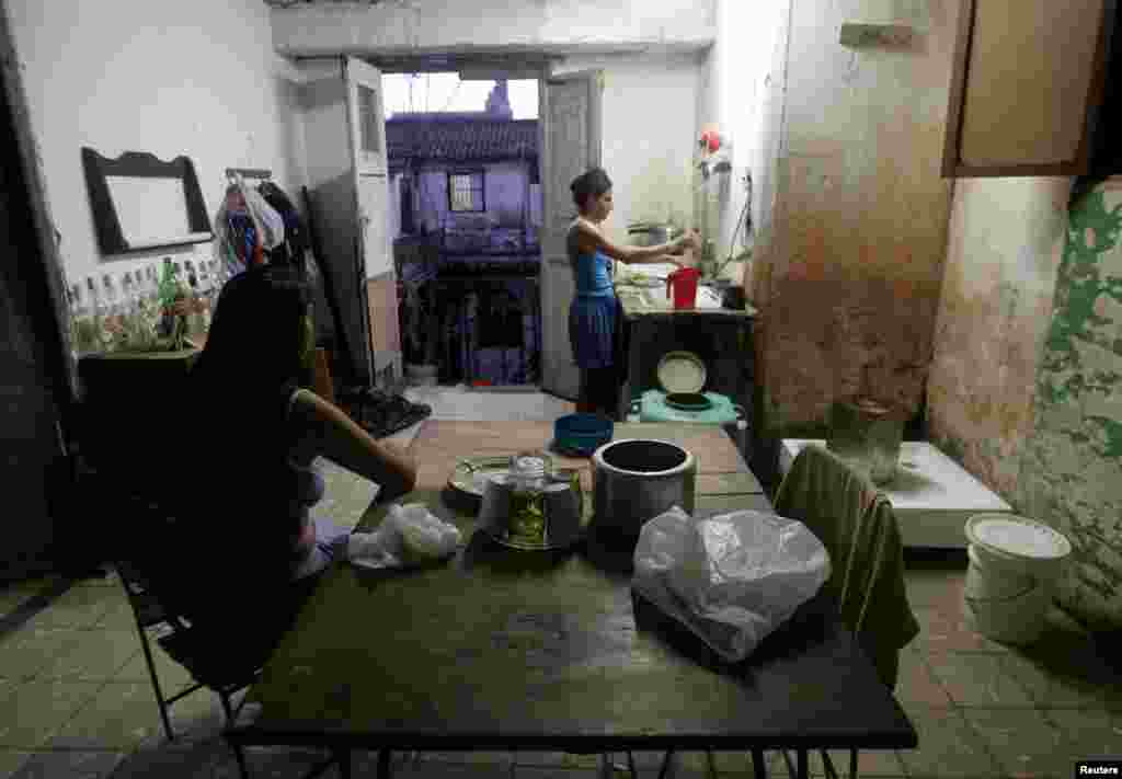 La hora de preparar la comida en una casa de La Habana Vieja / Foto: Claudia Daut (REUTERS)