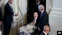 El ex presidente Jimmy Carter fue llevado al servicio de homenaje para su esposa y ex primera dama Rosalynn Carter, en la Iglesia Glenn Memorial, en Atlanta, el martes 28 de noviembre de 2023.